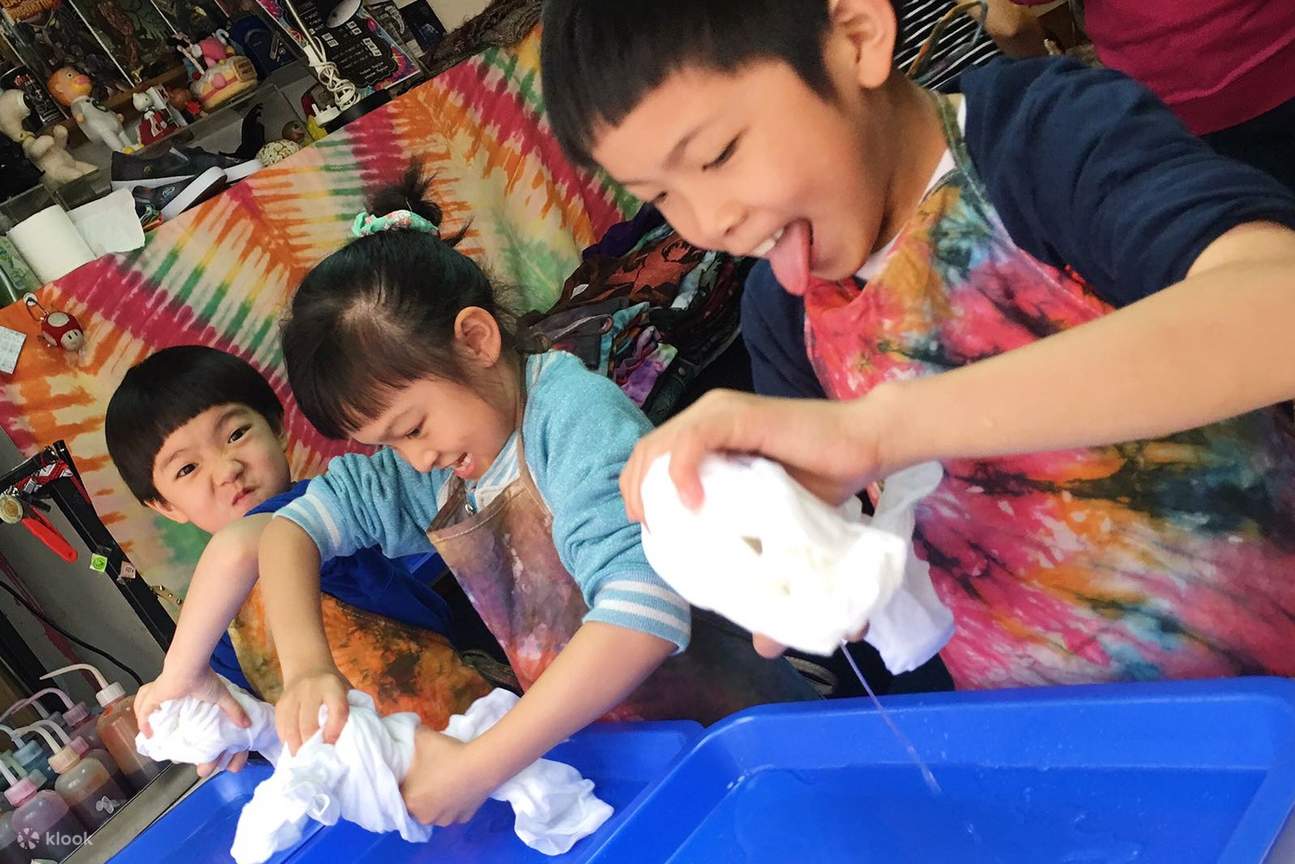 Through the tie-dye course, children and adults can learn traditional tie-dye techniques